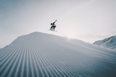 白天在雪地上跳跃的人